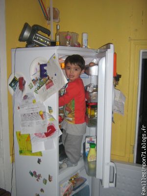 il a pris un petit tabouret et hop il est monté sur le frigo....